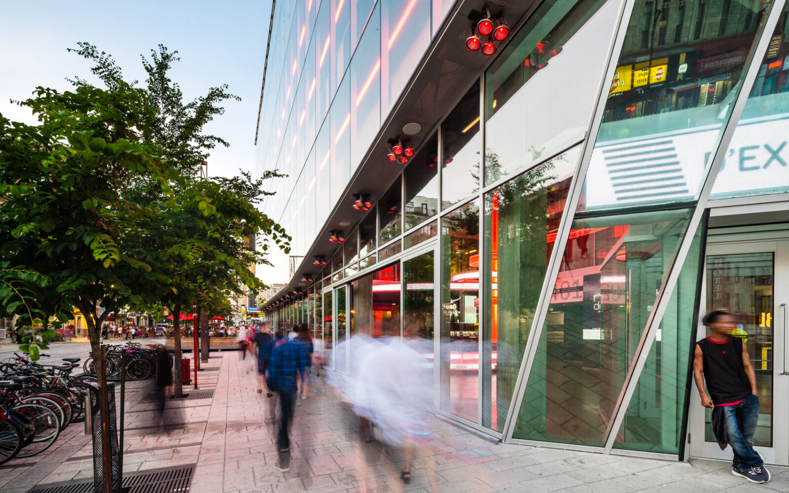 2 22 Entrée extérieure Gens